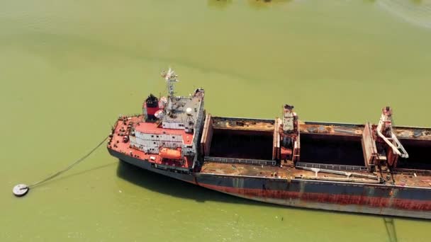 ГОЧИМИН, ВЬЕТНАМ - АПРЕЛЬ, 2020: Воздушный панорамный вид на танкер на реке Сайгон, пришвартованный в порту Хочимин . — стоковое видео