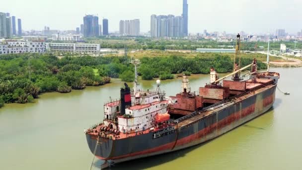 HOCHIMINH, VIETNAM - APRIL, 2020: Uitzicht vanuit de lucht op de tanker op de rivier de Saigon en het stadsgezicht van Hochiminh. — Stockvideo