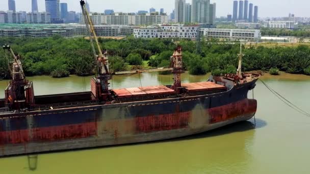 ГОЧИМИН, ВЬЕТНАМ - АПРЕЛЬ, 2020: Вид с воздуха на танкер на реке Сайгон и городской пейзаж Хочимина . — стоковое видео