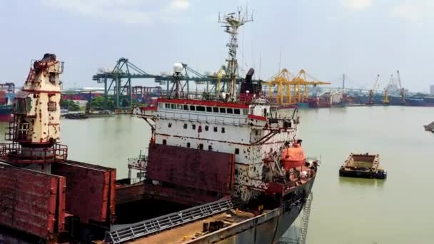 HOCHIMINH, VIETNAM - APRIL, 2020: Αεροφωτογραφία της καμπίνας του πλοίου μεταφοράς εμπορευμάτων στο λιμάνι του Hochiminh. — Αρχείο Βίντεο