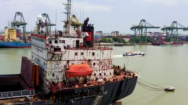 HOCHIMINH, VIETNAM - ABRIL, 2020: Vista panorámica aérea de la cabina del buque de carga en el puerto de Hochiminh . — Vídeos de Stock