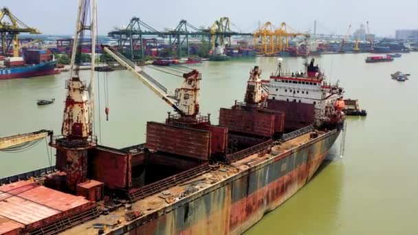 HOCHIMINH, VIETNAM - APRILE, 2020: Veduta panoramica aerea della petroliera sul fiume Saigon ormeggiata nel porto di Hochiminh . — Video Stock