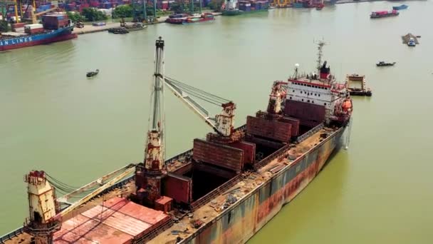 HOCHIMINH, VIETNAM - APRIL, 2020: Flygfoto över tankbilen vid floden Saigon förtöjd i hamnen i Hochiminh. — Stockvideo