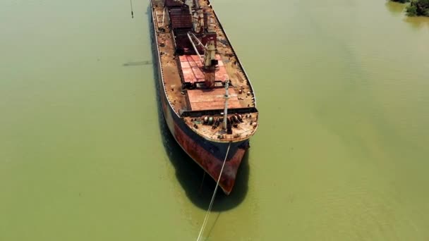 HOCHIMINH, VIETNAM - APRIL, 2020: Flygfoto över tankbilen vid floden Saigon förtöjd i hamnen i Hochiminh. — Stockvideo