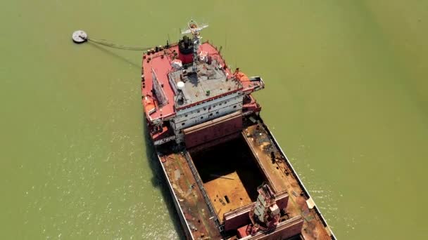 HOCHIMINH, VIETNAM - ABRIL, 2020: Vista panorâmica aérea do porão de carga do petroleiro atracado no porto de Hochiminh . — Vídeo de Stock