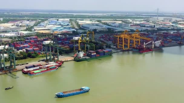 HOCHIMINH, VIETNAM - APRILE, 2020: Veduta panoramica aerea del porto vicino al fiume Saigon e paesaggio di Hochiminh . — Video Stock