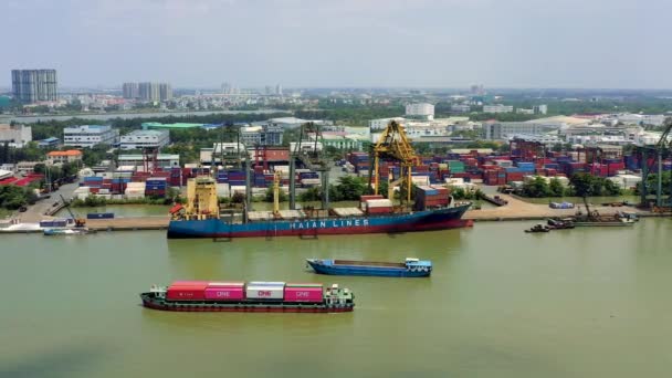 HOCHIMINH, VIETNAM - ABRIL, 2020: Vista panorâmica aérea do porto perto do rio Saigão e paisagem urbana de Hochiminh . — Vídeo de Stock