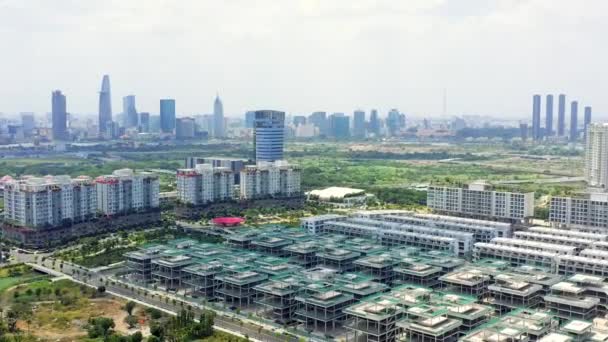HOCHIMINH, VIETNAM - KWIECIEŃ, 2020: Widok z lotu ptaka na nową dzielnicę mieszkalną i miejski krajobraz śródmieścia w Hochiminh. — Wideo stockowe
