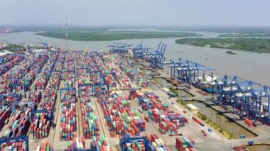 HOCHIMINH, VİETNAM - Nisan 2020: Hochiminh 'te nehir kenarında birçok vinç ve konteynır bulunan limanın insansız hava aracı görüntüsü.