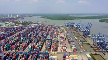 HOCHIMINH, VİETNAM - Nisan 2020: Hochiminh limanında konteynırları olan deponun havadan panorama görüntüsü.