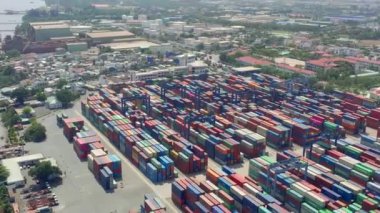 HOCHIMINH, VİETNAM - Nisan 2020: Hochiminh limanında konteynırları olan deponun havadan panorama görüntüsü.