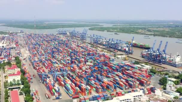 HOCHIMINH, VIETNAM - ABRIL, 2020: Vista panorámica aérea del almacén con contenedores en el puerto de Hochiminh . — Vídeos de Stock