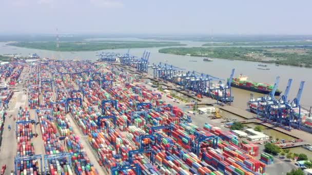 HOCHIMINH, VIETNAM - ABRIL, 2020: Vista panorámica aérea del almacén con contenedores en el puerto de Hochiminh . — Vídeos de Stock