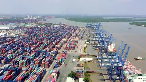 HOCHIMINH, VIETNAM - ABRIL, 2020: Vista aérea del puerto con muchas grúas y contenedores cerca del río en Hochiminh . — Vídeos de Stock