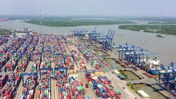HOCHIMINH, VIETNAM - APRIL, 2020: Luftaufnahme des Hafens mit vielen Kränen und Containern in Flussnähe in Hochiminh. — Stockvideo