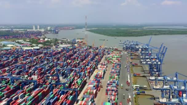 HOCHIMINH, VİETNAM - Nisan 2020: Hochiminh limanında konteynırları olan deponun havadan panorama görüntüsü. — Stok video