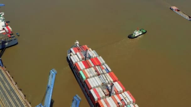 HOCHIMINH, VIETNAM - ABRIL, 2020: Vista panorámica aérea del buque de carga y remolcador en el puerto de Hochiminh . — Vídeos de Stock