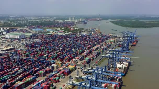 HOCHIMINH, VIETNAM - APRIL, 2020: Luchtfoto van de haven met veel kranen en containers in de buurt van de rivier in Hochiminh. — Stockvideo