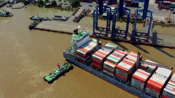 HOCHIMINH, VIETNAM - KWIECIEŃ, 2020: Widok z lotu ptaka na statek towarowy i holownik w porcie Hochiminh. — Wideo stockowe