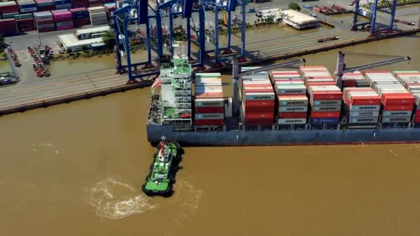 HOCHIMINH, VIETNAM - APRIL, 2020: Luftpanorama des Frachtschiffs und Schleppers im Hafen von Hochiminh. — Stockvideo