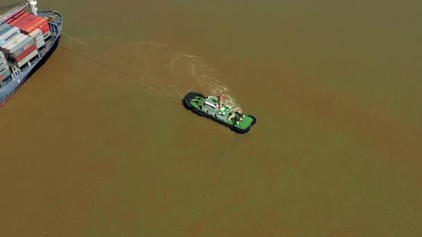 HOCHIMINH, VIETNAM - ABRIL, 2020: Vista panorámica aérea del remolcador en el puerto de Hochiminh . — Vídeos de Stock