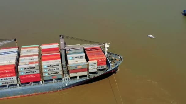 HOCHIMINH, VIETNAM - APRIL, 2020: Flygfoto över det lastade fartyget i hamnen i Hochiminh. — Stockvideo