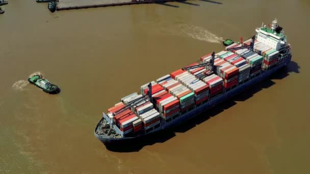 HOCHIMINH, VIETNAM - ABRIL, 2020: Vista aérea del buque de carga y remolcadores que lo dirigen en el puerto de Hochiminh . — Vídeos de Stock