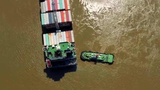 HOCHIMINH, VIETNAM - ABRIL, 2020: Vista panorámica aérea del buque de carga y remolcador en el puerto de Hochiminh . — Vídeos de Stock