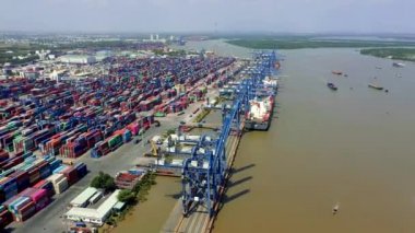 HOCHIMINH, VİETNAM - Nisan 2020: Hochiminh 'te nehir kenarında birçok vinç ve konteynır bulunan limanın insansız hava aracı görüntüsü.