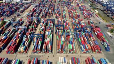 HOCHIMINH, VİETNAM - Nisan 2020: Hochiminh 'te nehir kenarında birçok vinç ve konteynır bulunan limanın insansız hava aracı görüntüsü.