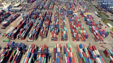 HOCHIMINH, VİETNAM - Nisan 2020: Hochiminh 'te nehir kenarında birçok vinç ve konteynır bulunan limanın insansız hava aracı görüntüsü.