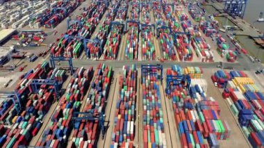 HOCHIMINH, VİETNAM - Nisan 2020: Hochiminh 'te nehir kenarında birçok vinç ve konteynır bulunan limanın insansız hava aracı görüntüsü.