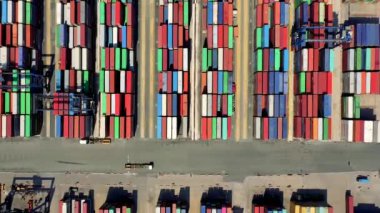 HOCHIMINH, VİETNAM - Nisan 2020: Hochiminh limanındaki konteynırların hava manzarası.