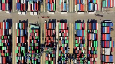 HOCHIMINH, VİETNAM - Nisan 2020: Hochiminh limanındaki konteynırların hava manzarası.
