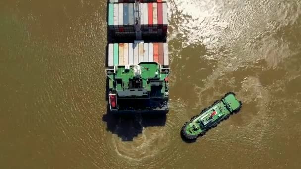 HOCHIMINH, VIETNAM - KWIECIEŃ, 2020: Widok z lotu ptaka na statek towarowy i holownik w porcie Hochiminh. — Wideo stockowe