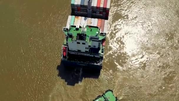 HOCHIMINH, VIETNAM - APRILE, 2020: Veduta panoramica aerea della nave da carico e rimorchiatore nel porto di Hochiminh . — Video Stock