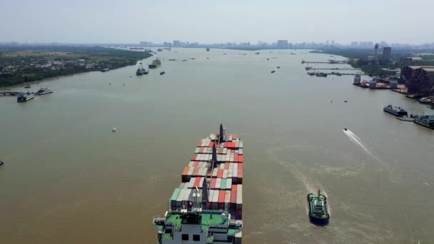 HOCHIMINH, VIETNAM - APRIL 2020: Повітряна панорама вантажного судна і річки Сайгон біля порту Гочимін. — стокове відео