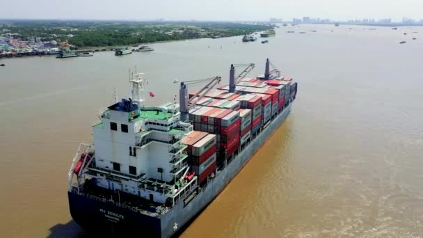 HOCHIMINH, VIETNAM - duben 2020: Letecký panoramatický výhled na nákladní loď a řeku Saigon v blízkosti přístavu v Hochiminhu. — Stock video
