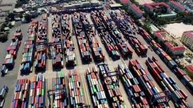 HOCHIMINH, VİETNAM - Nisan 2020: Hochiminh limanında konteynırları olan deponun havadan panorama görüntüsü.
