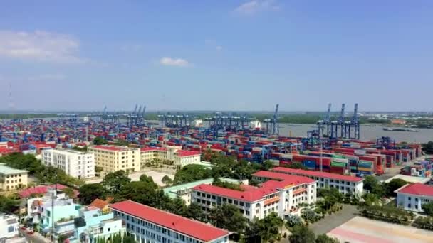 HOCHIMINH, VIETNAM - ABRIL, 2020: Vista panorámica aérea del almacén con contenedores en el puerto de Hochiminh . — Vídeos de Stock