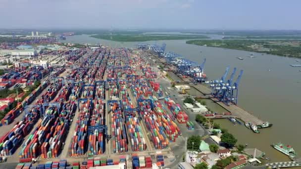 HOCHIMINH, VIETNAM - APRIL, 2020: Flygdrönare syn på hamnen med många kranar och containrar nära floden i Hochiminh. — Stockvideo