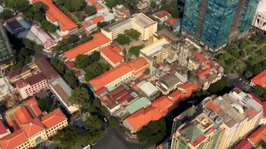 HOCHIMINH, VİETNAM - Nisan 2020: Hochiminh şehir merkezindeki binaların çatılarının gökyüzü manzarası.