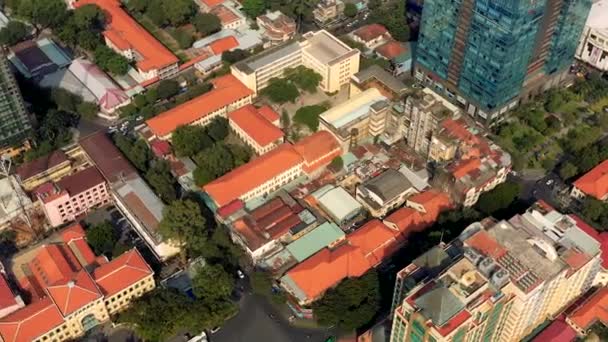 HOCHIMINH, VIETNAM - ABRIL, 2020: Vista panorâmica aérea dos telhados dos edifícios no centro da cidade de Hochiminh . — Vídeo de Stock