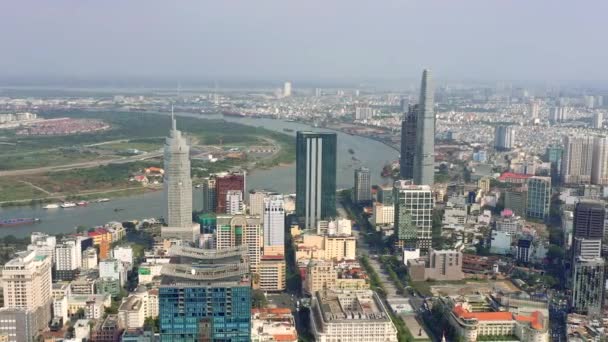 HOCHIMINH, VIETNAM - duben 2020: Letecký pohled na mrakodrapy a další moderní budovy v centru města Hochiminh. — Stock video