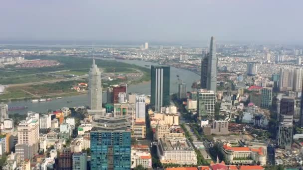 ГОЧИМИН, ВЬЕТНАМ - АПРЕЛЬ, 2020: Воздушный беспилотник с видом на небоскребы и другие современные здания в центре Хошимина . — стоковое видео