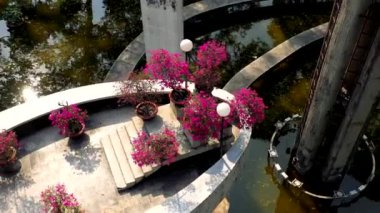 HOCHIMINH, VİETNAM - Nisan 2020: Hochiminh 'teki çeşmedeki mimari yapının gökyüzü manzarası.