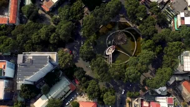 HOCHIMINH, VIETNAM - AVRIL 2020 : Vue aérienne du mouvement circulaire et de la fontaine dans l'un des quartiers d'Hochiminh . — Video