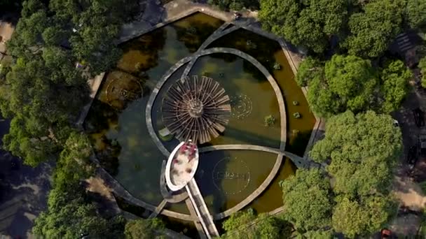 HOCHIMINH, VIETNAM - APRIL, 2020: Uitzicht vanuit de lucht op de architectonische constructie in de fontein van Hochiminh. — Stockvideo