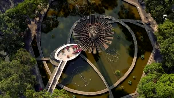 HOCHIMINH, VIETNAM - KWIECIEŃ, 2020: Widok z lotu ptaka na konstrukcję architektoniczną fontanny w Hochiminh. — Wideo stockowe