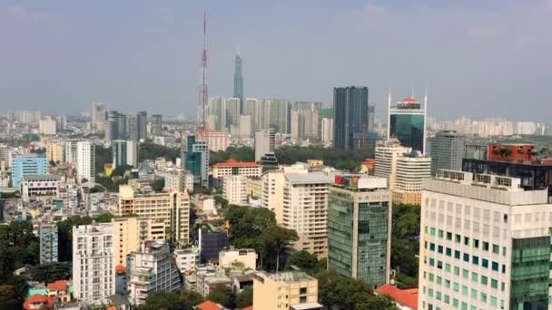 HOCHIMINH, VIETNAM - ABRIL, 2020: Vista aérea del centro de la ciudad con edificios modernos de Hochiminh . — Vídeos de Stock